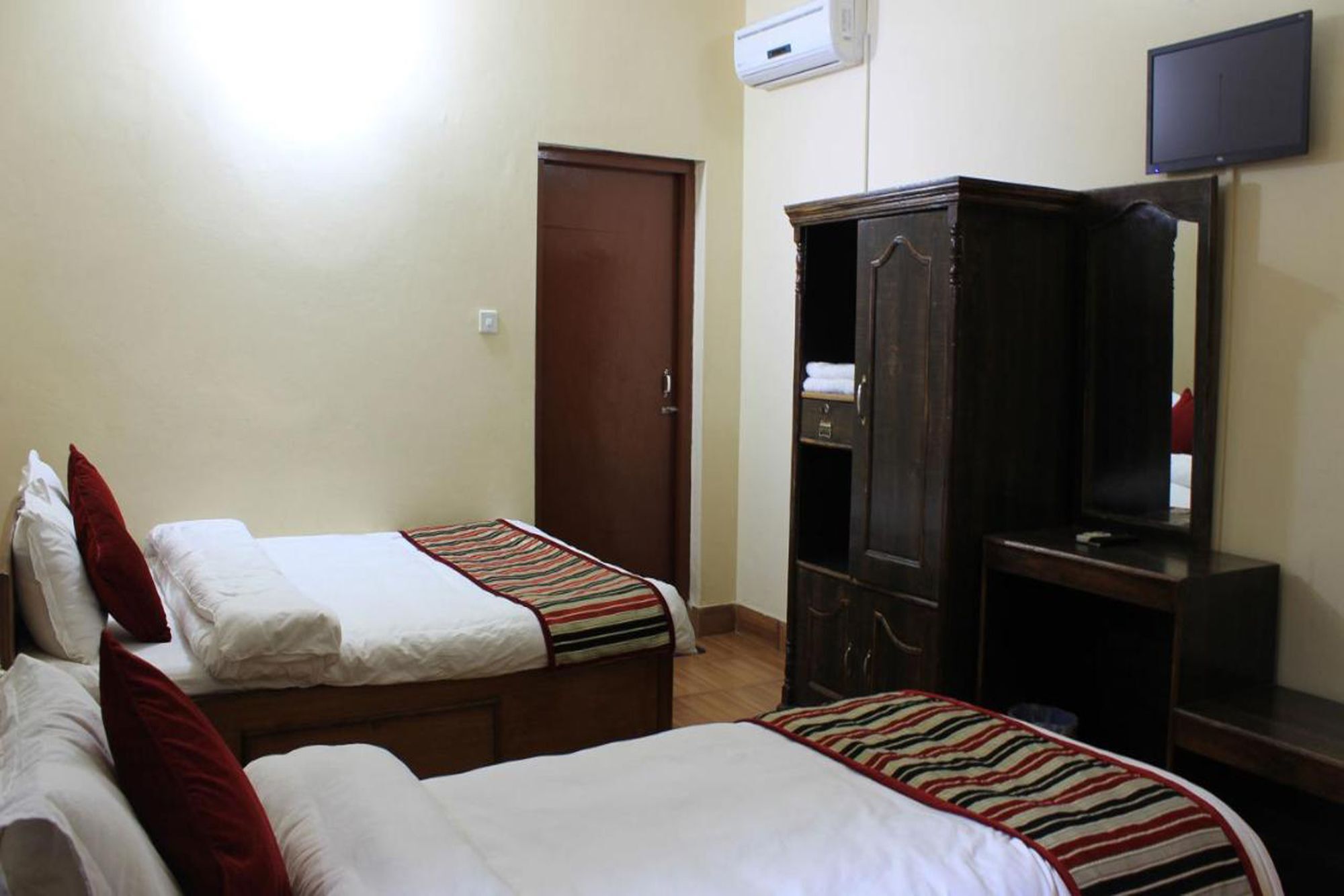 Unique Wild Resort Sauraha Exterior foto